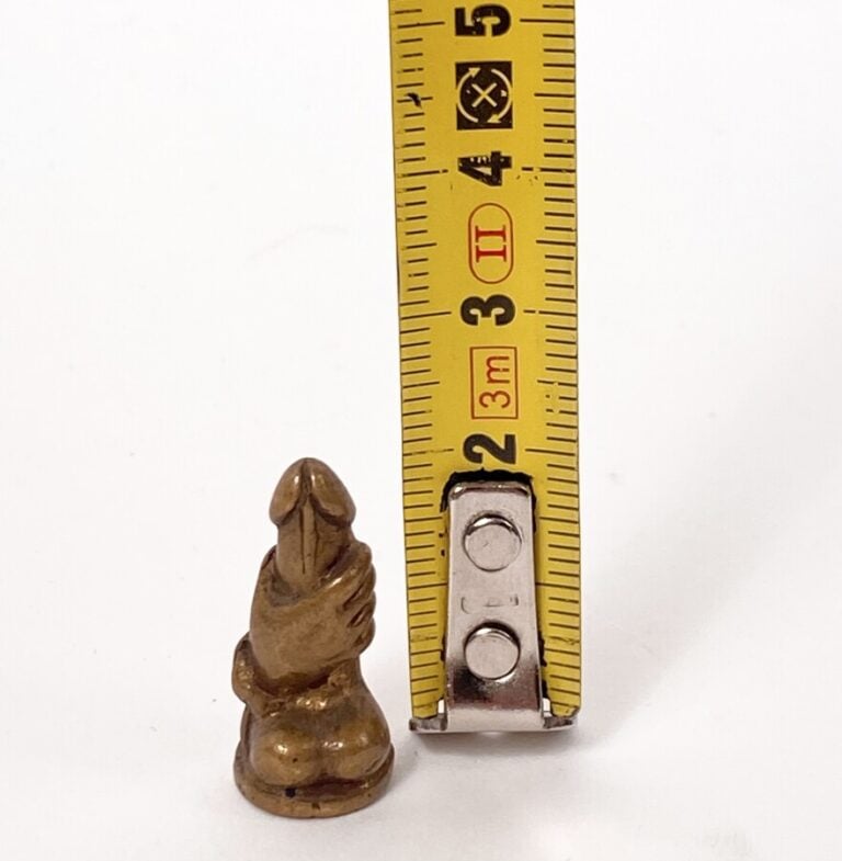 ²Sculpture en bronze doré en forme de phallus H: 2 cm