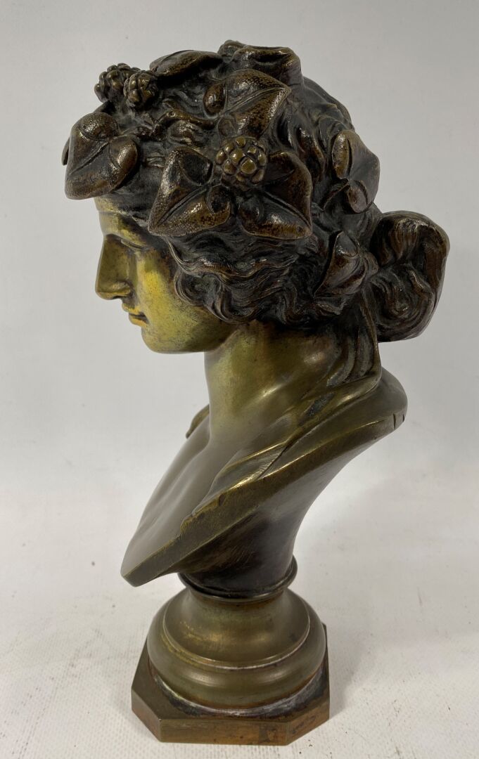 Sculpture en bronze patiné figurant un buste de femme coiffée d'une couronne fe…