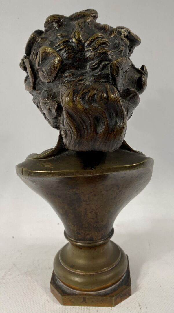 Sculpture en bronze patiné figurant un buste de femme coiffée d'une couronne fe…