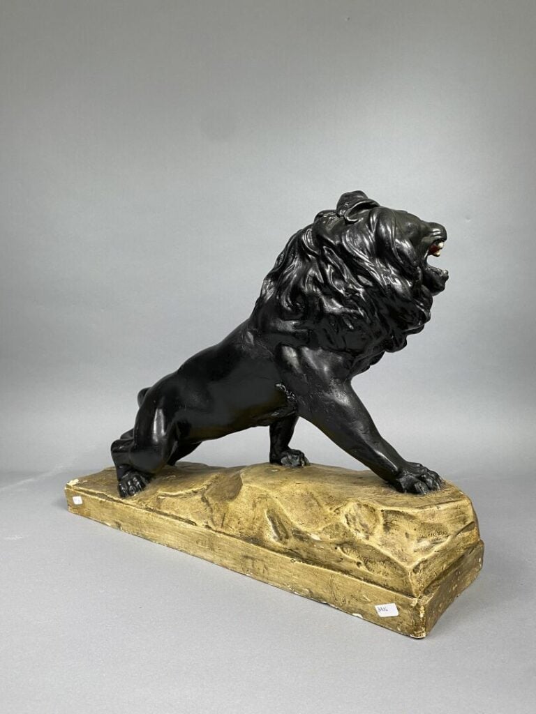 Sculpture en composition polychrome représentant un lion rugissant - 56 x 43 cm…