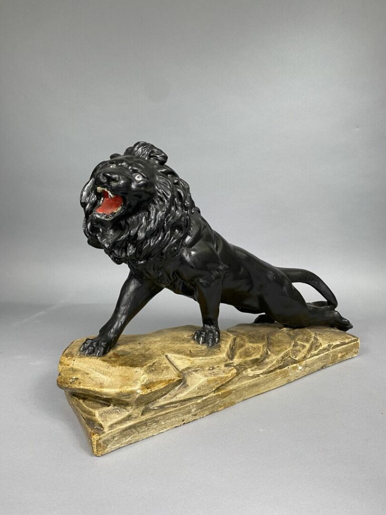 Sculpture en composition polychrome représentant un lion rugissant - 56 x 43 cm…
