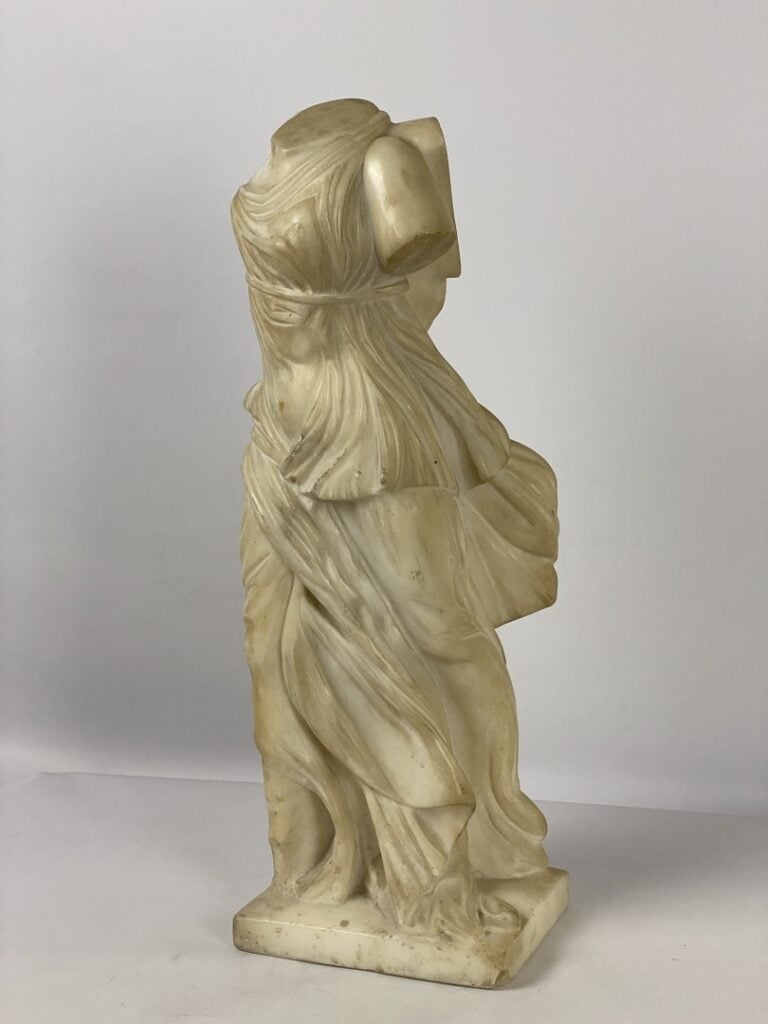Sculpture en marbre blanc figurant une victoire ailée - H : 53 cm - (accidents,…