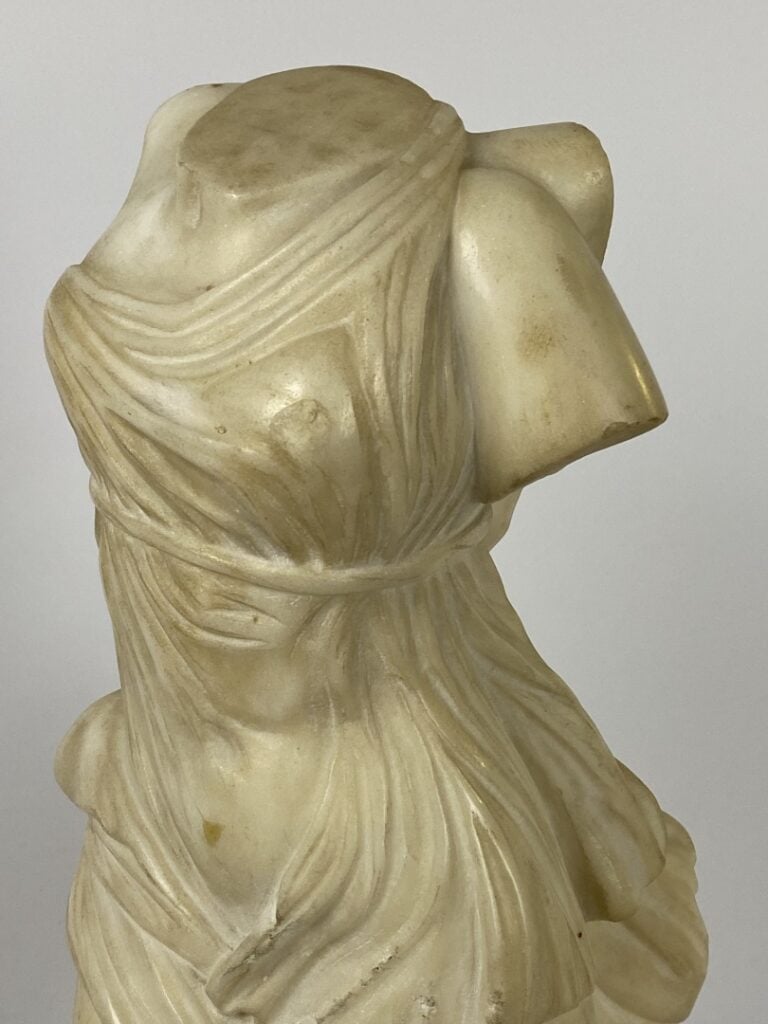 Sculpture en marbre blanc figurant une victoire ailée - H : 53 cm - (accidents,…