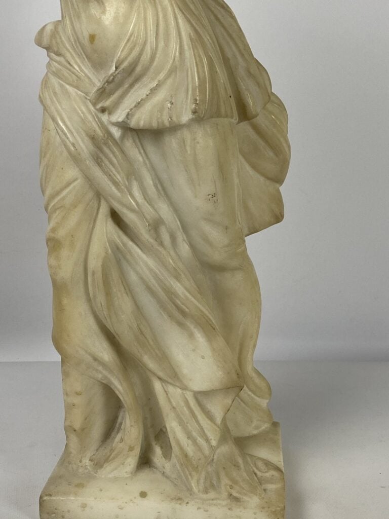 Sculpture en marbre blanc figurant une victoire ailée - H : 53 cm - (accidents,…
