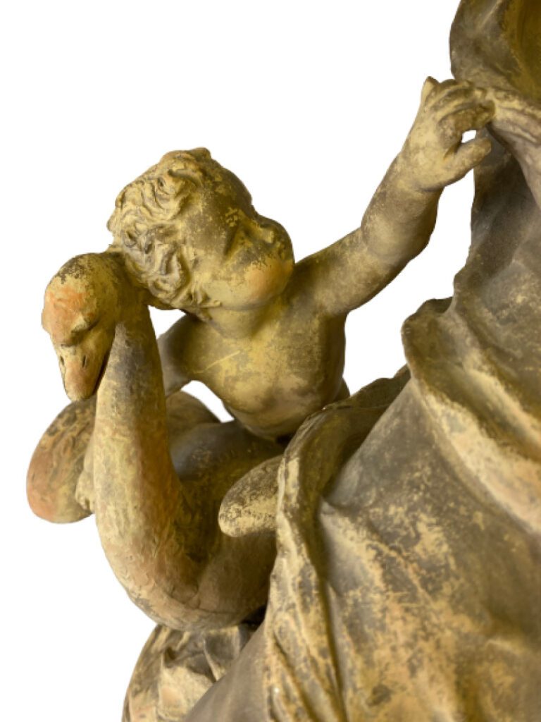 Sculpture en terre cuite représentant une nymphe et deux putti jouant avec une…