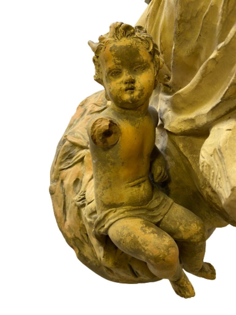 Sculpture en terre cuite représentant une nymphe et deux putti jouant avec une…