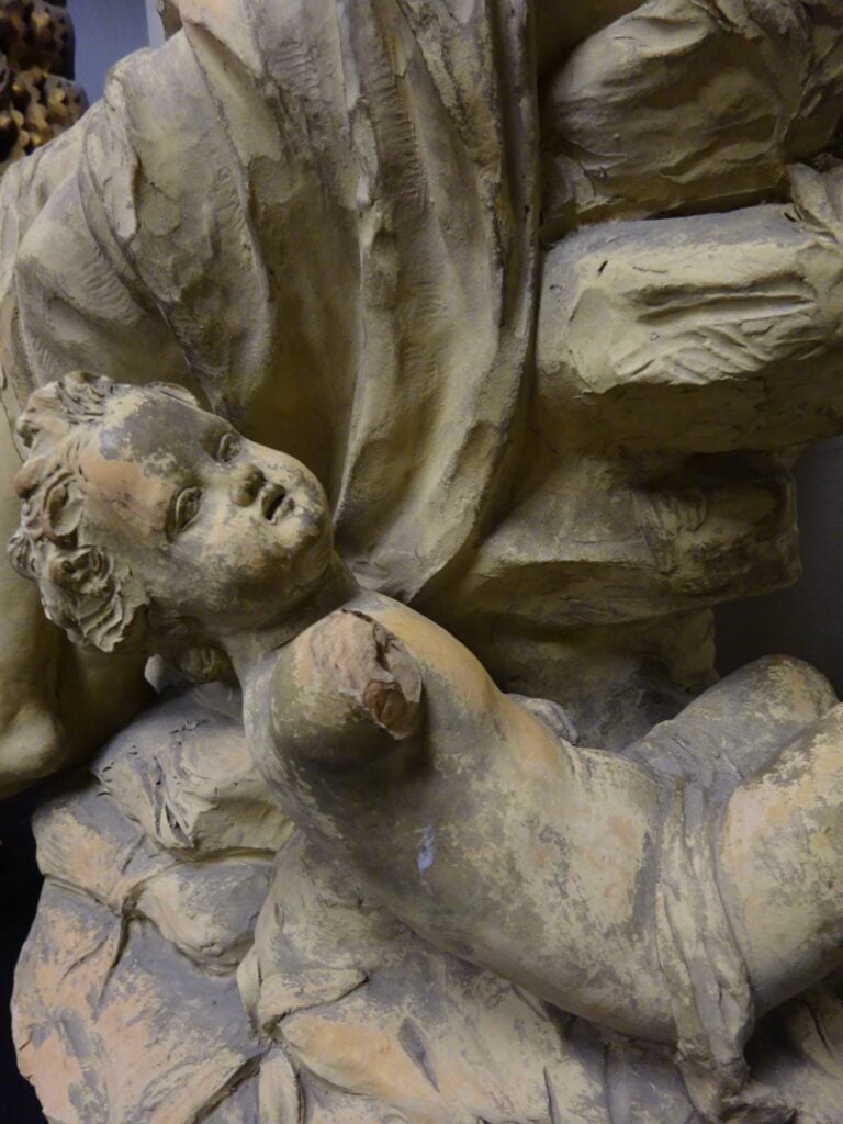 Sculpture en terre cuite représentant une nymphe et deux putti jouant avec une…