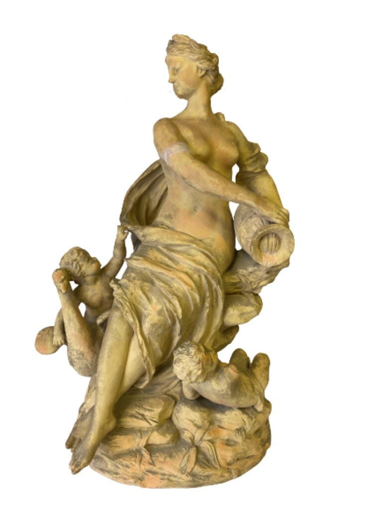 Sculpture en terre cuite représentant une nymphe et deux putti jouant avec une…