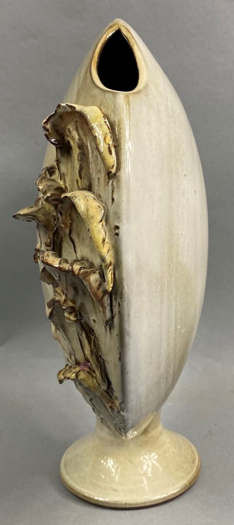 Sculpture sur piédouche en céramique émaillée crème à décor végétal en relief -…