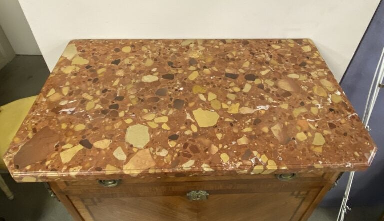 Secrétaire en bois de placage, style Louis XVI, dessus de marbre rose. - Fin du…