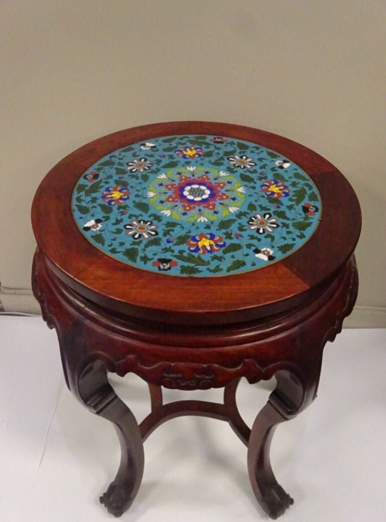 SELETTE EN BOIS INDIGENE DESSUS ENRICHI D'UN PLATEAU EN EMAUX - Chine, - Elle r…