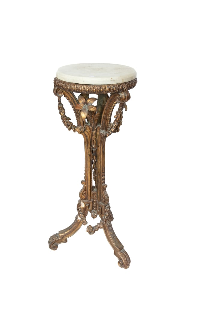 Sellette en bois doré, piètement tripode, dessus rond en albâtre entouré de gui…