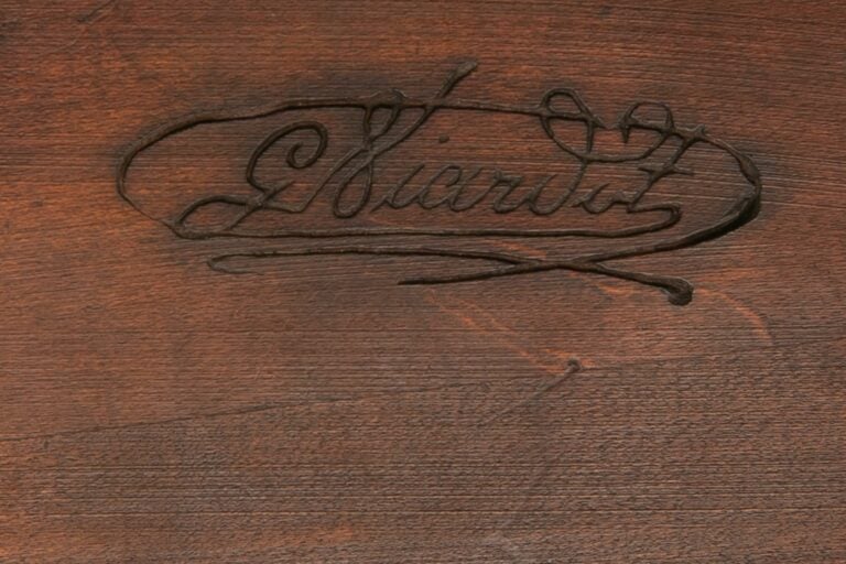 [/] SELLETTE QUADRIPODE EN BOIS DANS L'ESPRIT DE GABRIEL VIARDOT - XXème siècle…