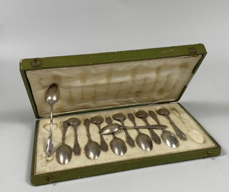 Série de 12 petites cuillères en argent, les spatules à motifs feuillagés et co…