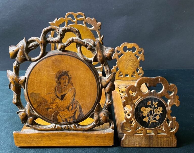 Serre-livres en marqueterie niçoise d'olivier et amarante à décor de deux médai…