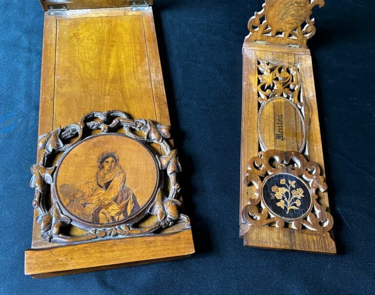 Serre-livres en marqueterie niçoise d'olivier et amarante à décor de deux médai…