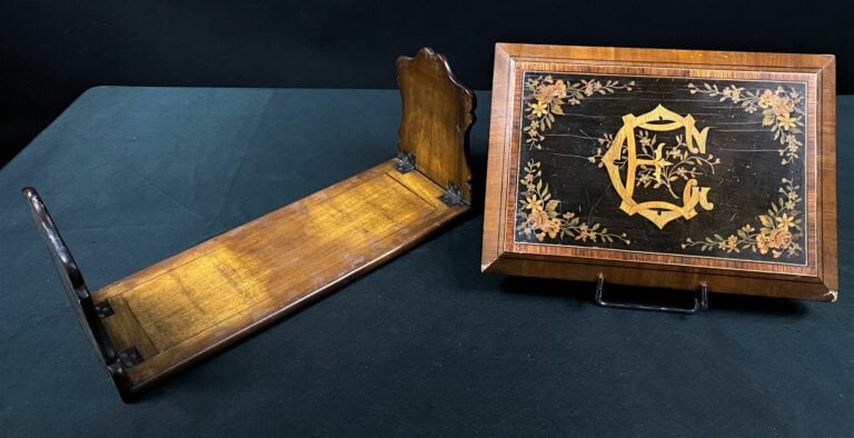 Serre-livres en marqueterie niçoise d'olivier et amarante orné de médaillons à…