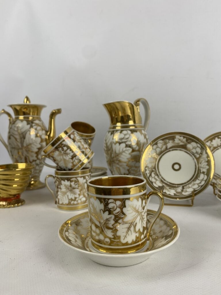 Service à café en porcelaine de Paris à décor de feuillages et frises sur fond…