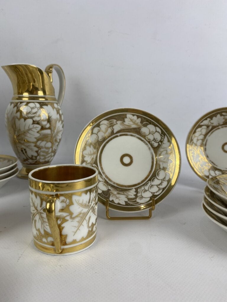 Service à café en porcelaine de Paris à décor de feuillages et frises sur fond…