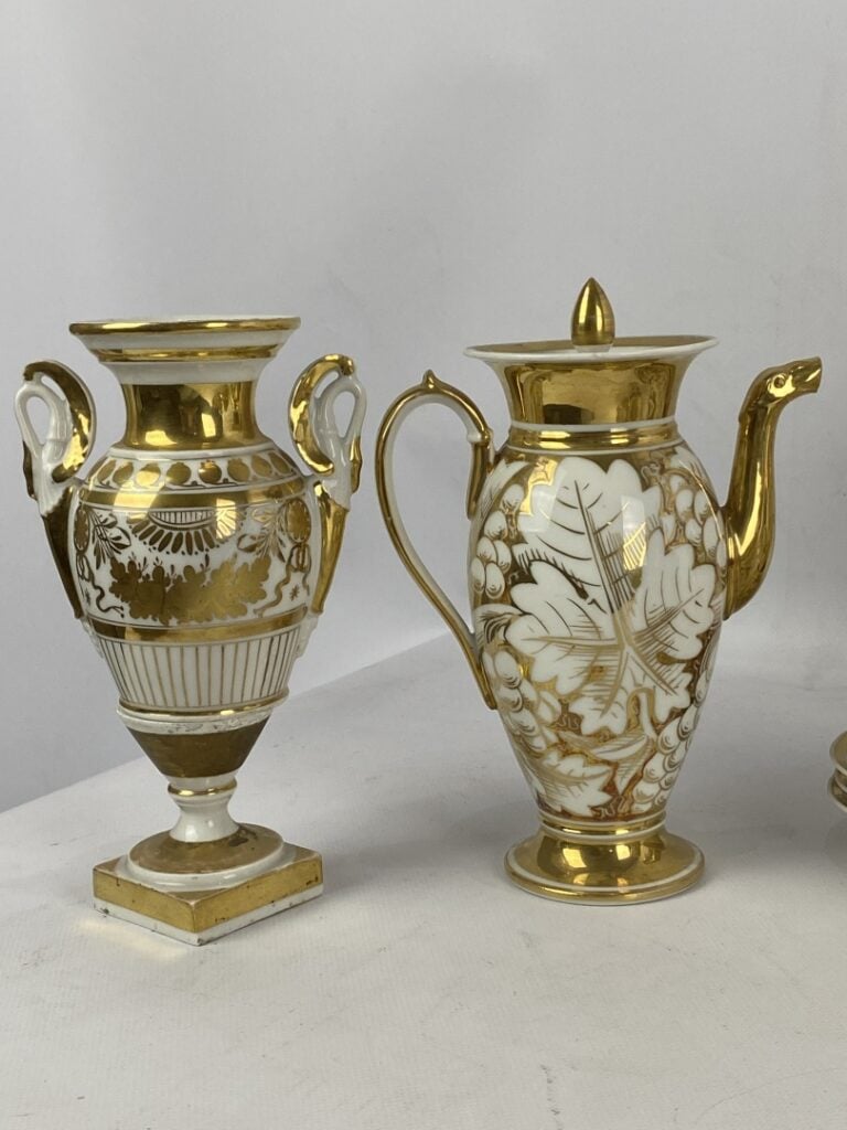 Service à café en porcelaine de Paris à décor de feuillages et frises sur fond…