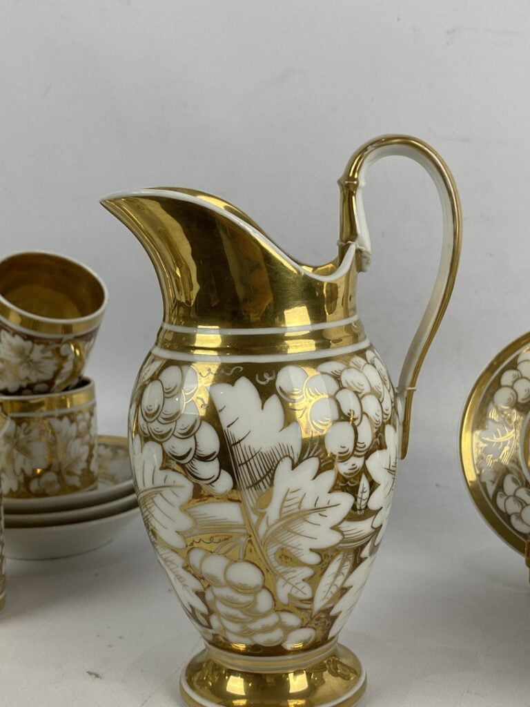 Service à café en porcelaine de Paris à décor de feuillages et frises sur fond…