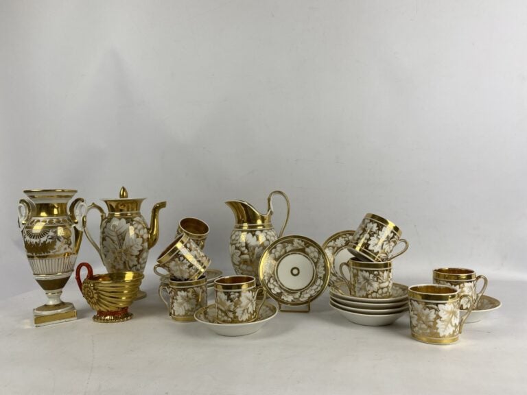 Service à café en porcelaine de Paris à décor de feuillages et frises sur fond…