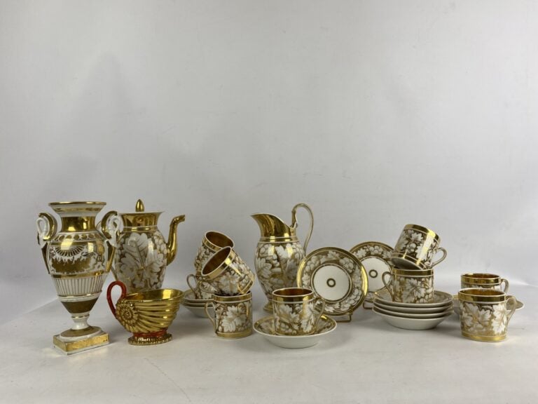 Service à café en porcelaine de Paris à décor de feuillages et frises sur fond…