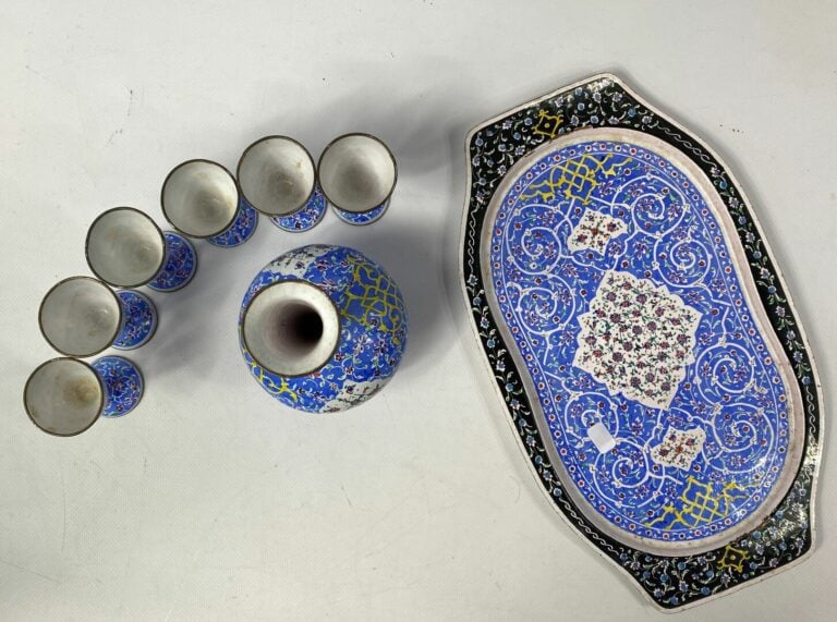Service à liqueur en émaux polychromes sur cuivre à décor de rinceaux floraux e…