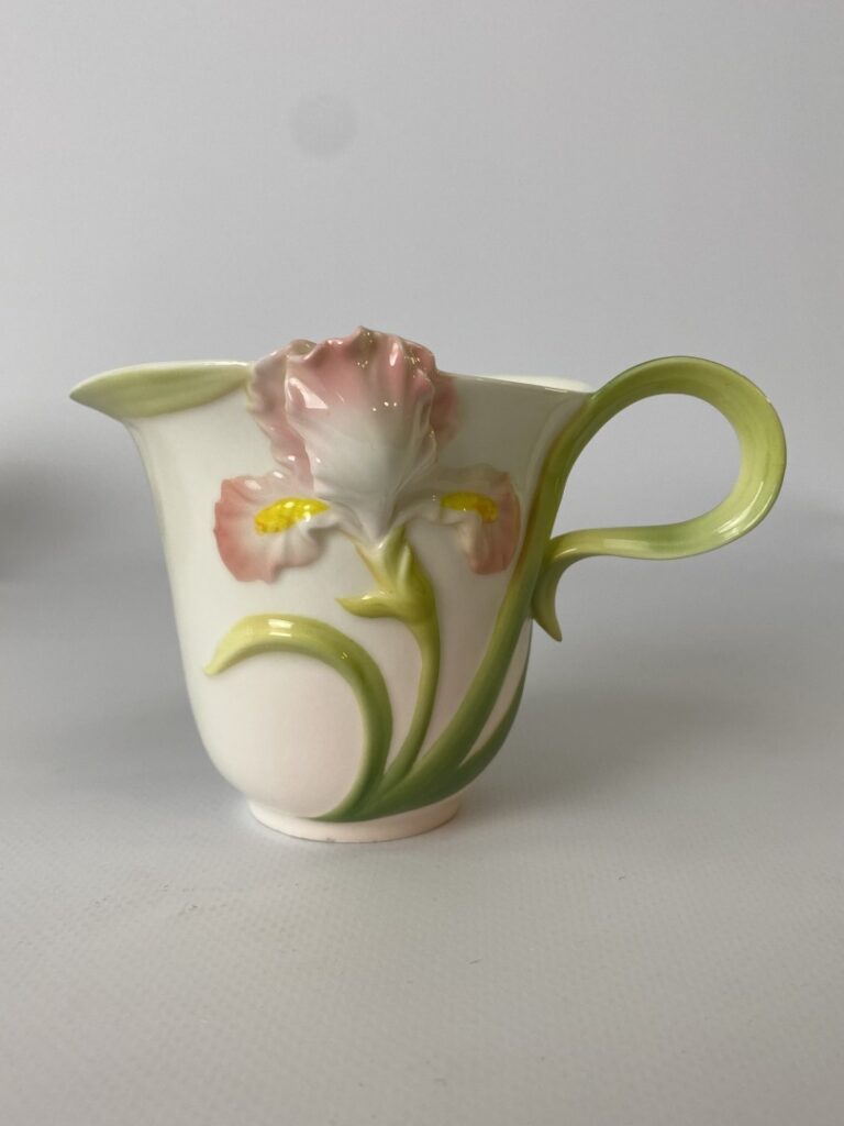 Service à thé en céramique décor aux fleurs - comprenant six tasses et sous tas…