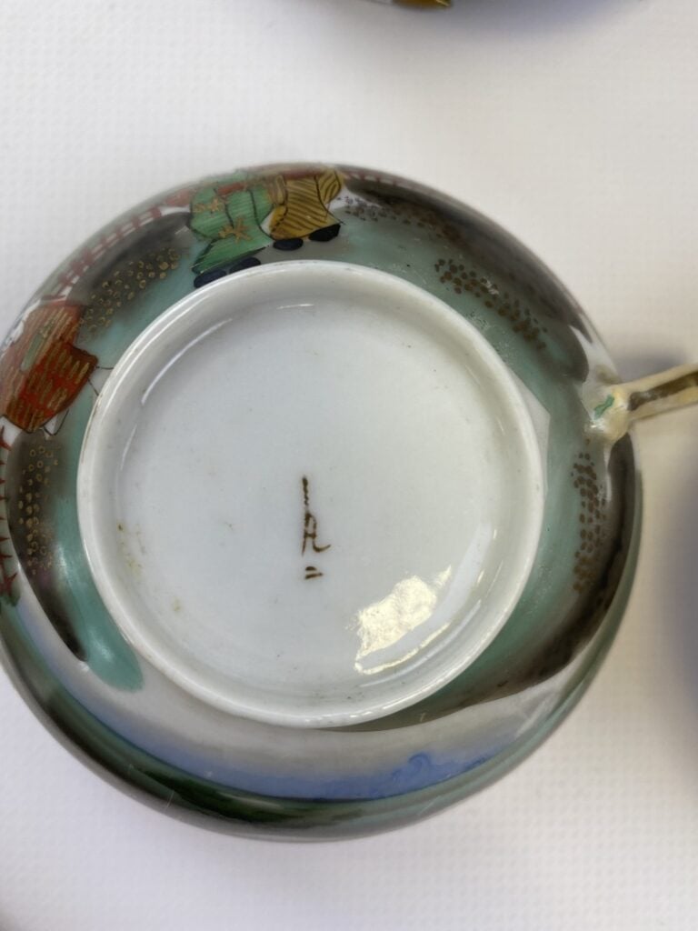 SERVICE A THE ET A CAFE EN PORCELAINE - Japon - Comprenant: - - un sucrier, - -…
