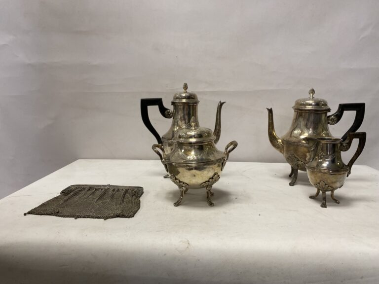 Service à thé et café quatre pièces en métal argenté, signé Rousseau. - On y jo…