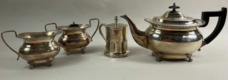 Service à thé trois pièces en métal argenté comprenant une théière, un sucrier…