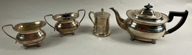 Service à thé trois pièces en métal argenté comprenant une théière, un sucrier…