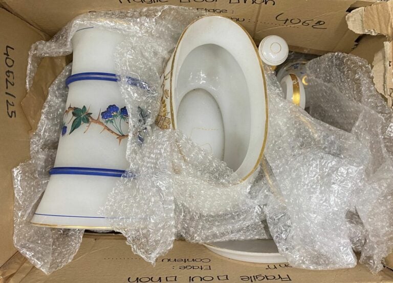 Service dit verre d'eau en verre opalin blanc à décor floral peint - On joint d…