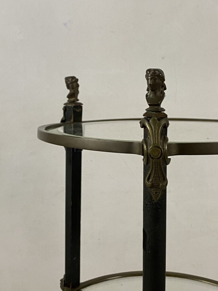 Serviteur en métal et bois noirci à trois plateaux de verre, piètement galbé su…