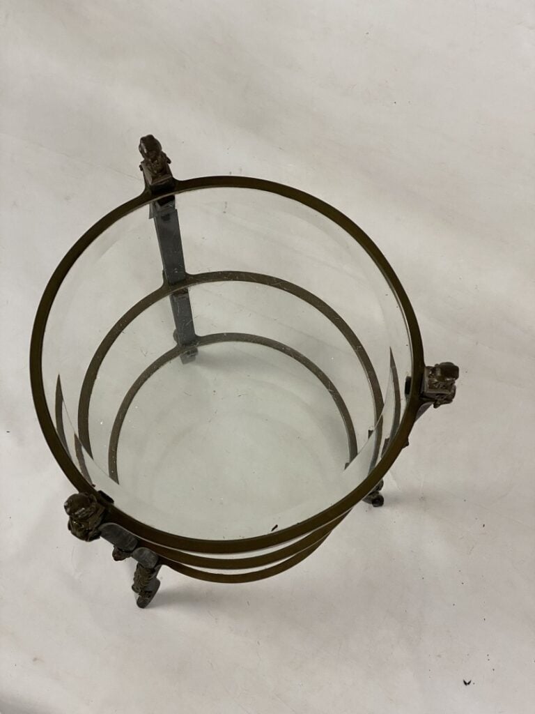 Serviteur en métal et bois noirci à trois plateaux de verre, piètement galbé su…