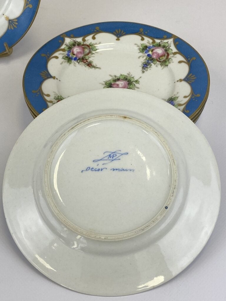 SEVRES (dans le gout de) - Six assiettes à dessert marli bleu et décor de fleur…