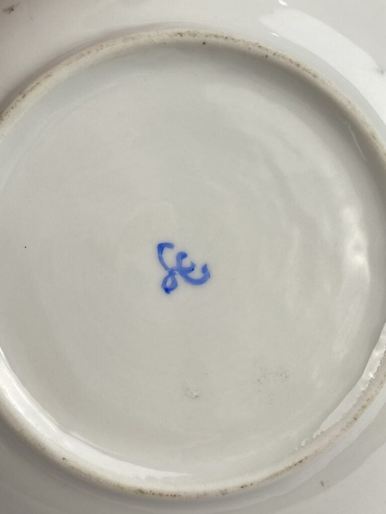 SEVRES (dans le goût) - Ensemble de trois tasses à thé et leurs sous tasses ass…