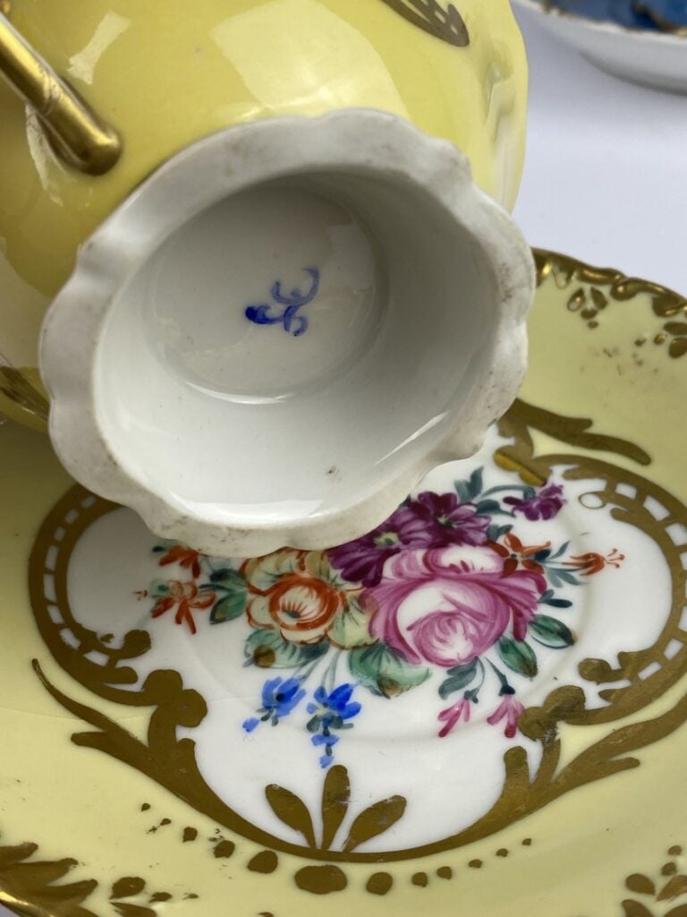 SEVRES (dans le goût) - Ensemble de trois tasses à thé et leurs sous tasses ass…