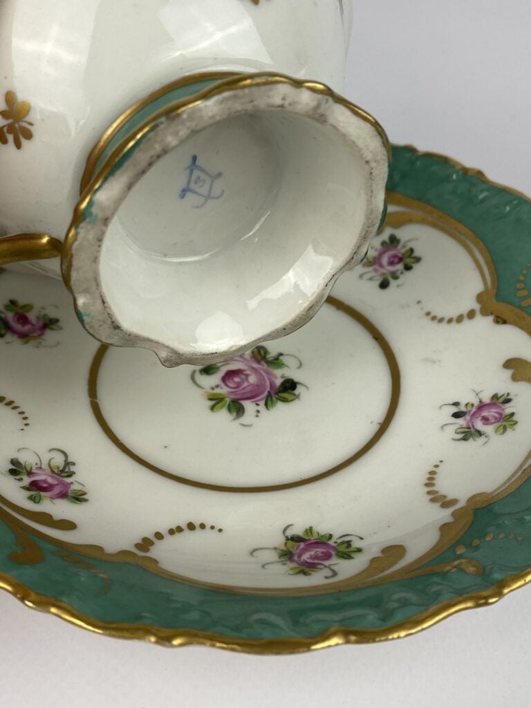 SEVRES (dans le goût) - Ensemble de trois tasses à thé et leurs sous tasses ass…