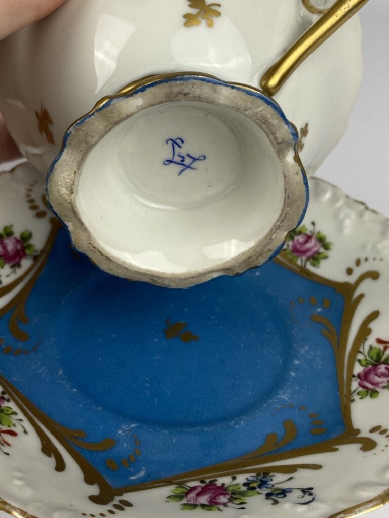 SEVRES (dans le goût) - Ensemble de trois tasses à thé et leurs sous tasses ass…