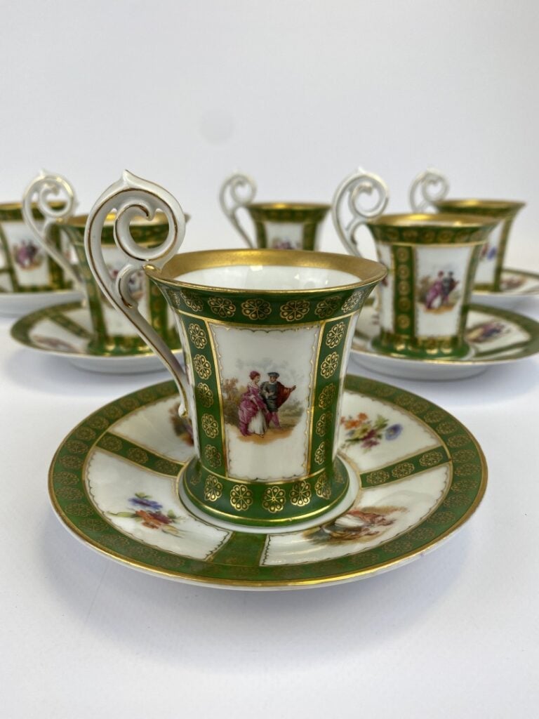 SEVRES (dans le goût) - Service à café en porcelaine comprenant six tasses et s…