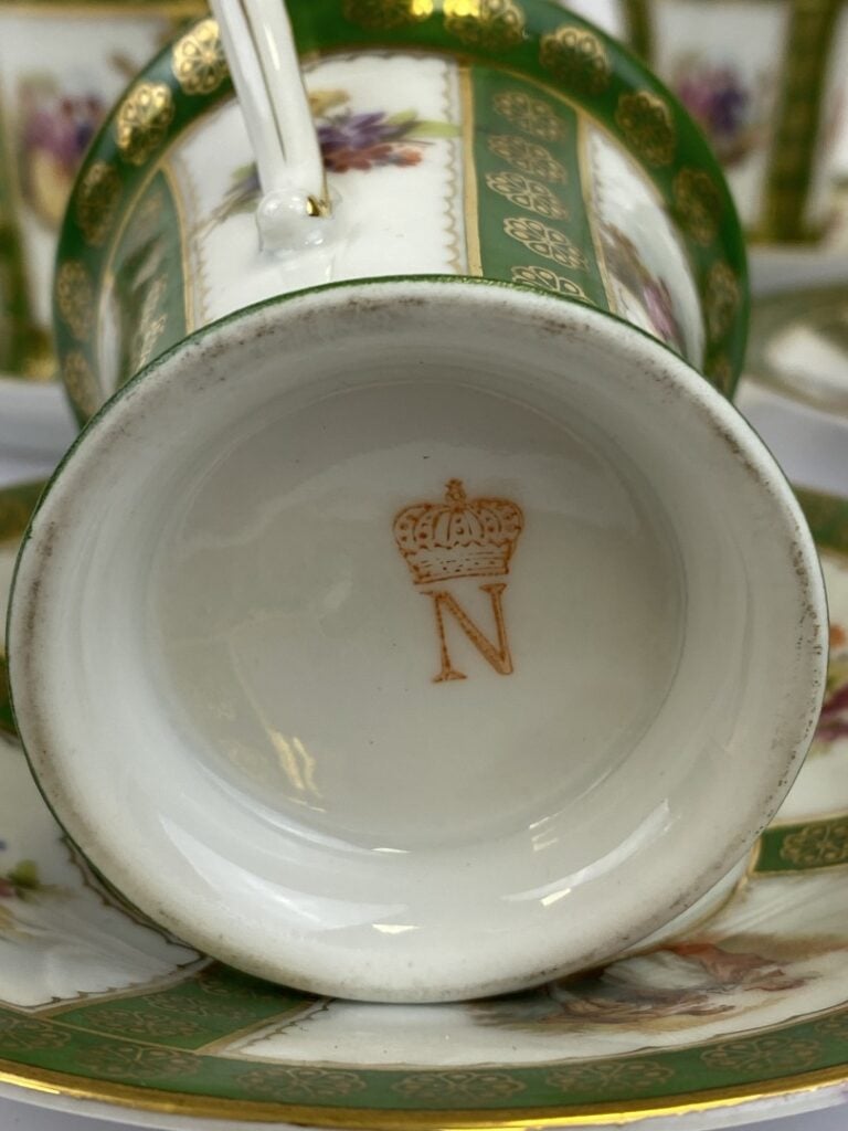 SEVRES (dans le goût) - Service à café en porcelaine comprenant six tasses et s…