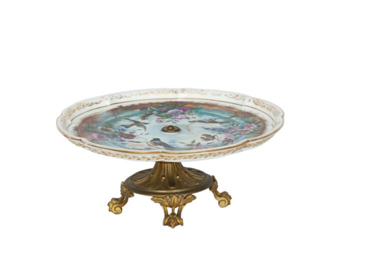 SEVRES - Grand plateau rond à bord lobé, décor polychrome et or tournant de qua…