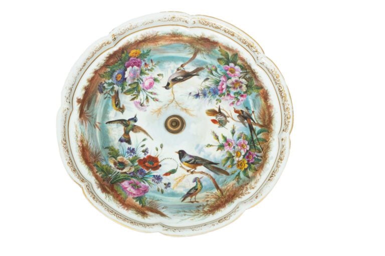 SEVRES - Grand plateau rond à bord lobé, décor polychrome et or tournant de qua…