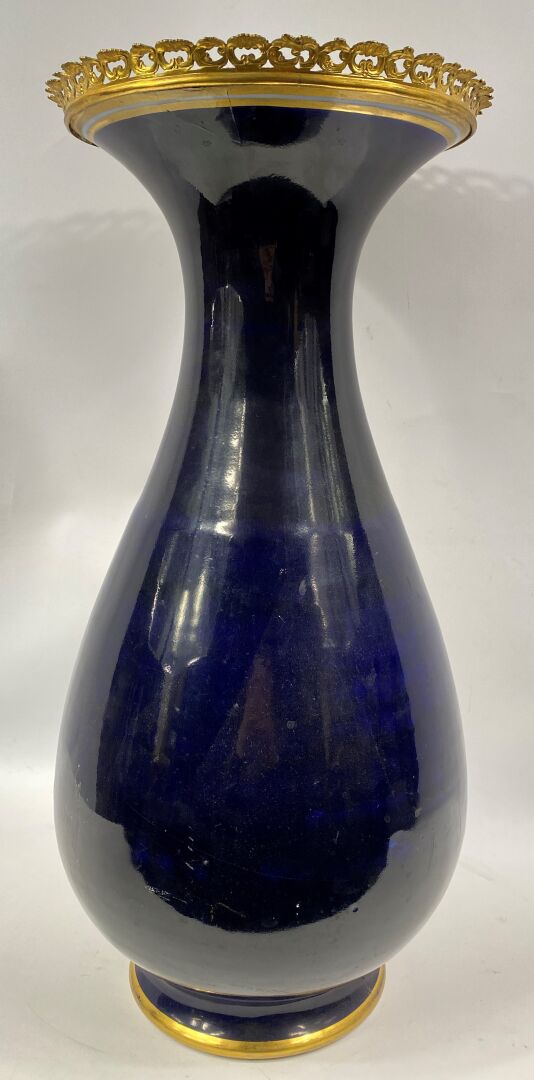 SEVRES - Important vase balustre en porcelaine à décor polychrome de fleurs en…