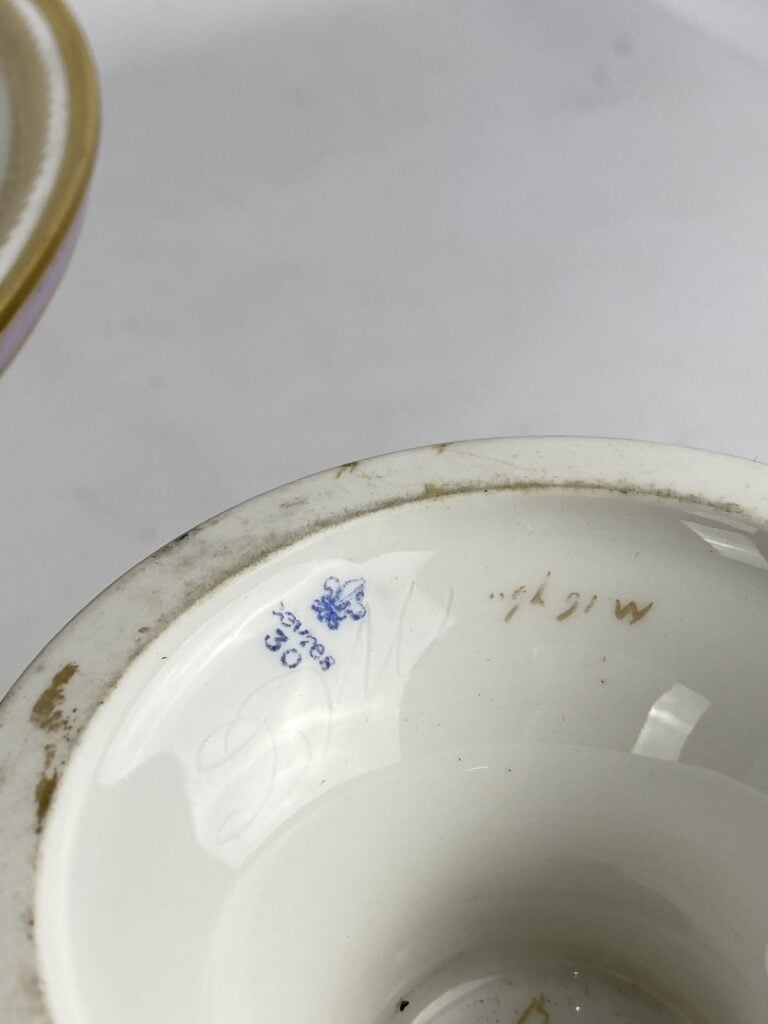 SEVRES - Paire de coupes sur piédouche en porcelaine blanche à décor de filets…