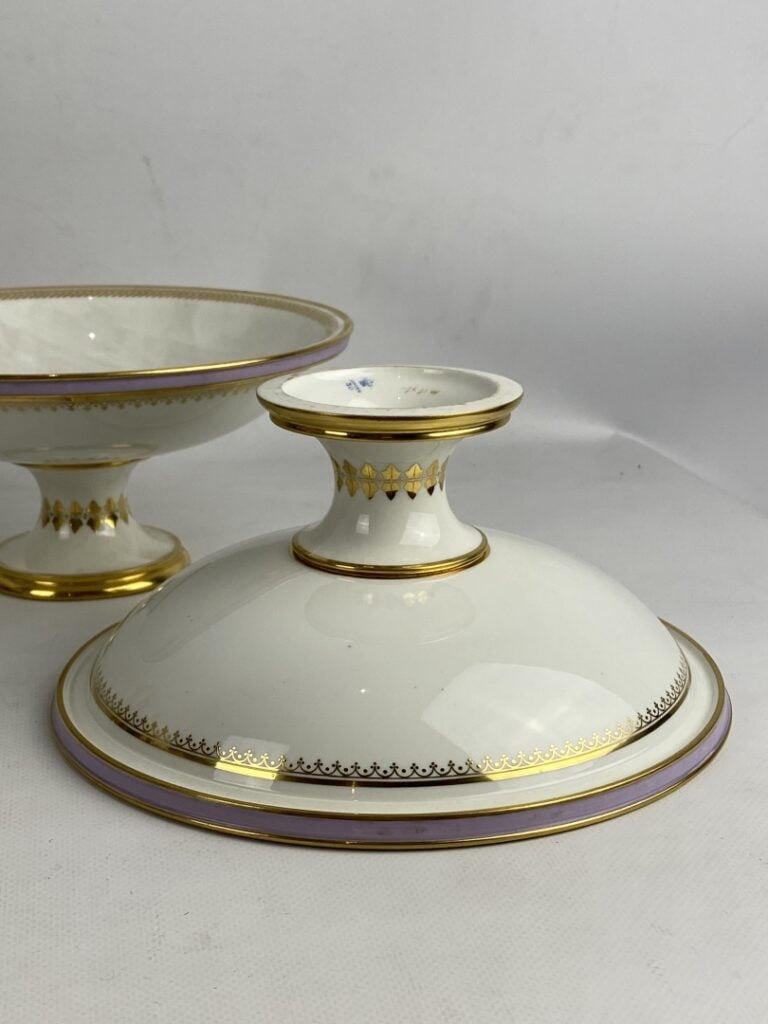 SEVRES - Paire de coupes sur piédouche en porcelaine blanche à décor de filets…