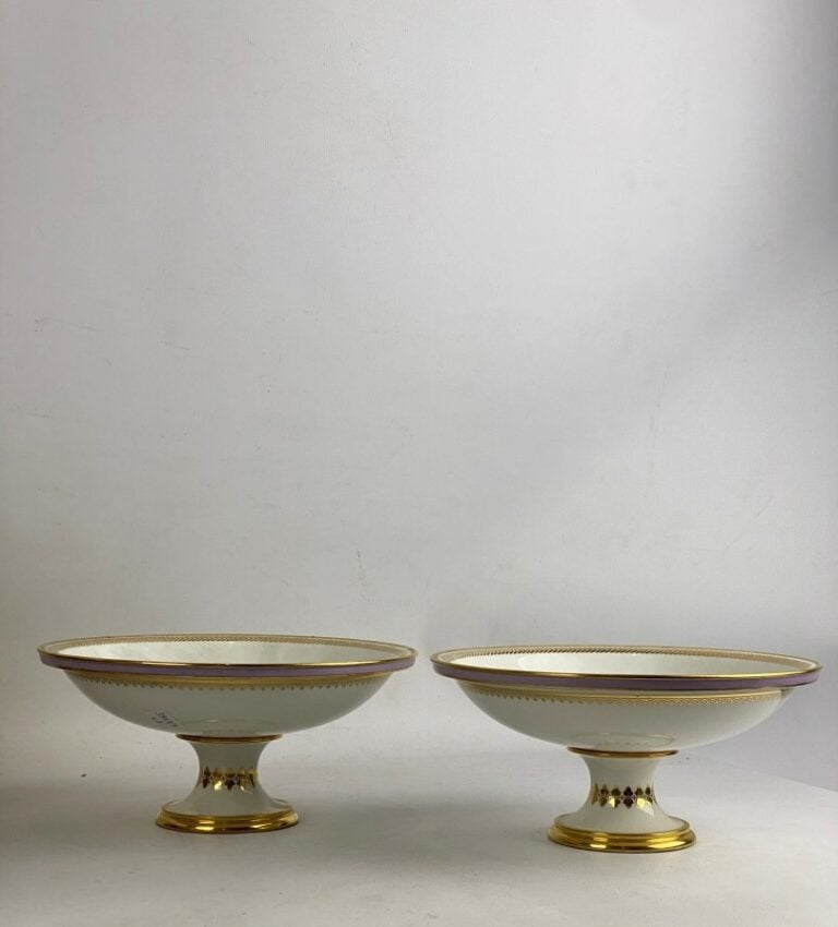 SEVRES - Paire de coupes sur piédouche en porcelaine blanche à décor de filets…