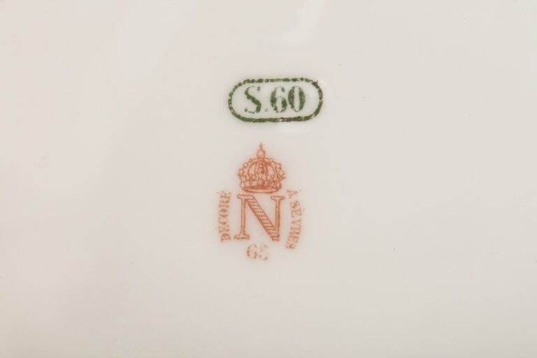 SEVRES - Paire de tasses et leurs sous-tasses munies d'anses guillochées, décor…